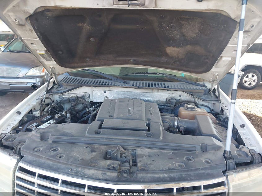 5LMFU27528LJ17724 2008 LINCOLN NAVIGATOR photo no. 10
