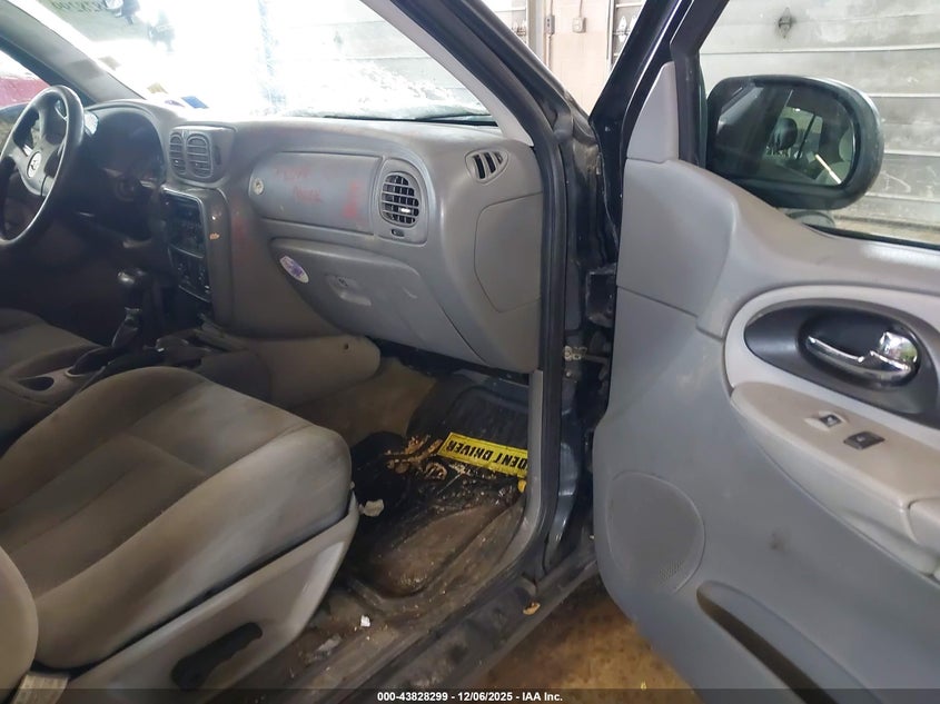 1GNDT13S982124559 2008 CHEVROLET TRAILBLAZER photo no. 5