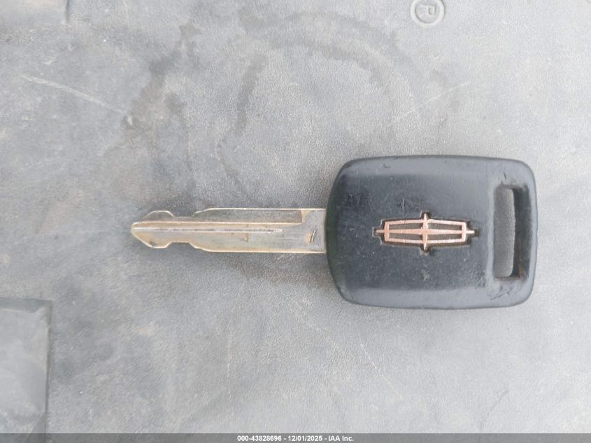 2007 Lincoln Town Car Signature VIN: 1LNHM81V27Y622705 Lot: 43828696