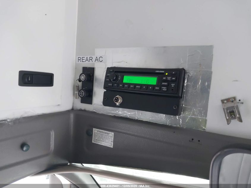 2004 Chevrolet Express Cutaway Base W/C7L/C7N VIN: 1GBJG31U041151198 Lot: 43829481