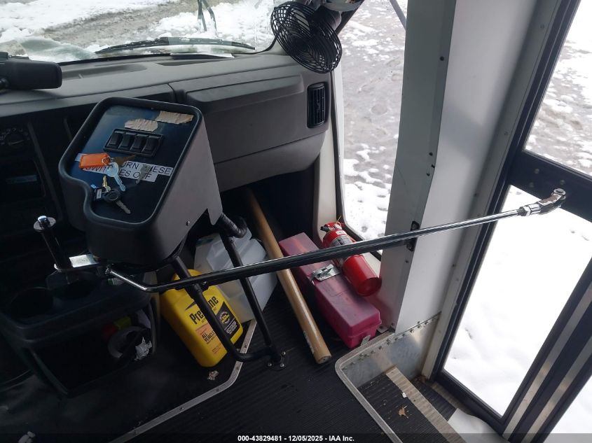 2004 Chevrolet Express Cutaway Base W/C7L/C7N VIN: 1GBJG31U041151198 Lot: 43829481