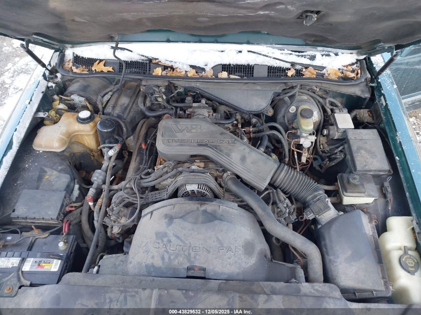 1995 Lincoln Town Car Signature/Spinnaker VIN: 1LNLM82WXSY688851 Lot: 43829532