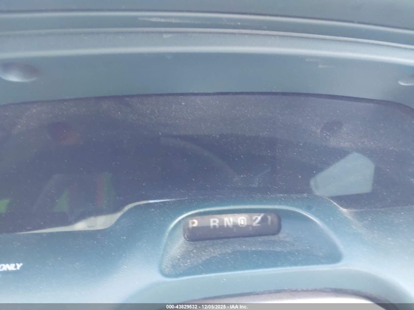 1995 Lincoln Town Car Signature/Spinnaker VIN: 1LNLM82WXSY688851 Lot: 43829532