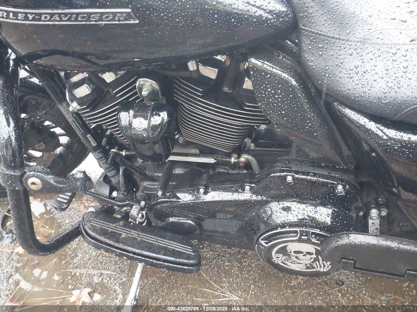 2018 Harley-Davidson Flhxs Street Glide Special VIN: 1HD1KRC10JB686049 Lot: 43829709