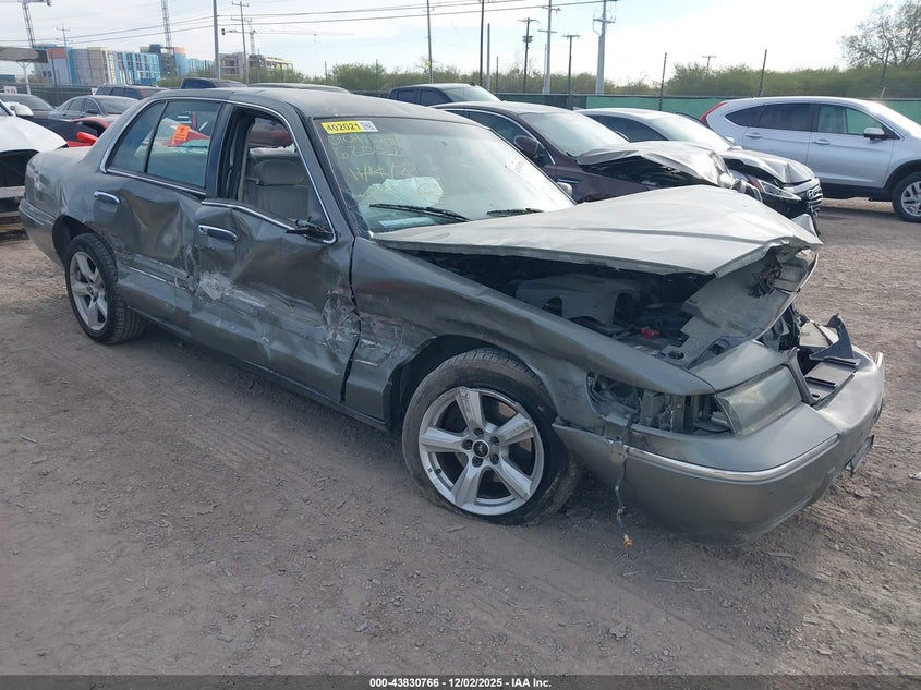 2MEFM74W52X620352 2002 MERCURY GRAND MARQUIS photo no. 1