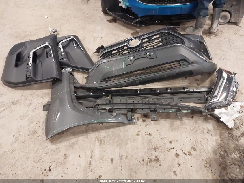 2024 Toyota Rav4 Xle Premium VIN: 2T3A1RFV0RC428427 Lot: 43830799