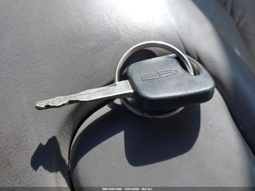 1998 Lincoln Continental VIN: 1LNFM97V8WY637860 Lot: 43831498