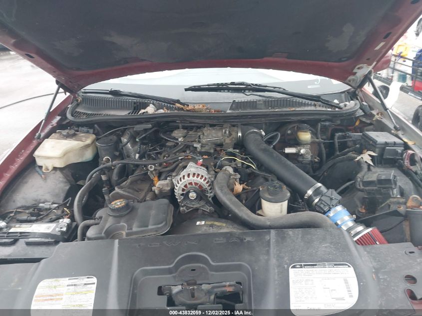 1998 Lincoln Town Car Signature VIN: 1LNFM82W2WY619543 Lot: 43832059