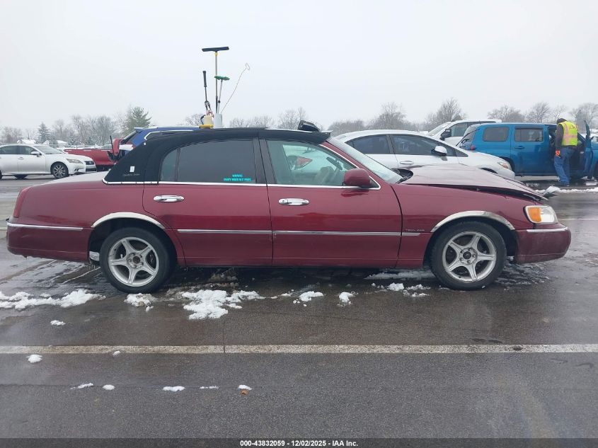 1998 Lincoln Town Car Signature VIN: 1LNFM82W2WY619543 Lot: 43832059