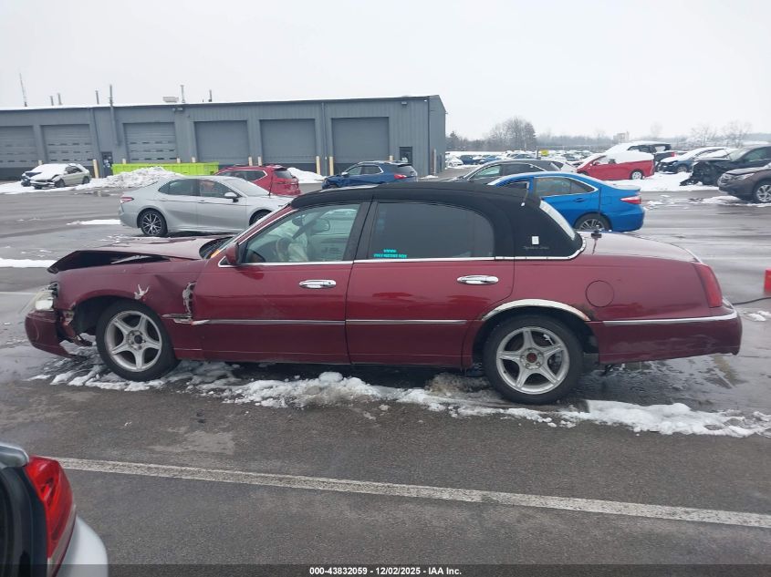 1998 Lincoln Town Car Signature VIN: 1LNFM82W2WY619543 Lot: 43832059