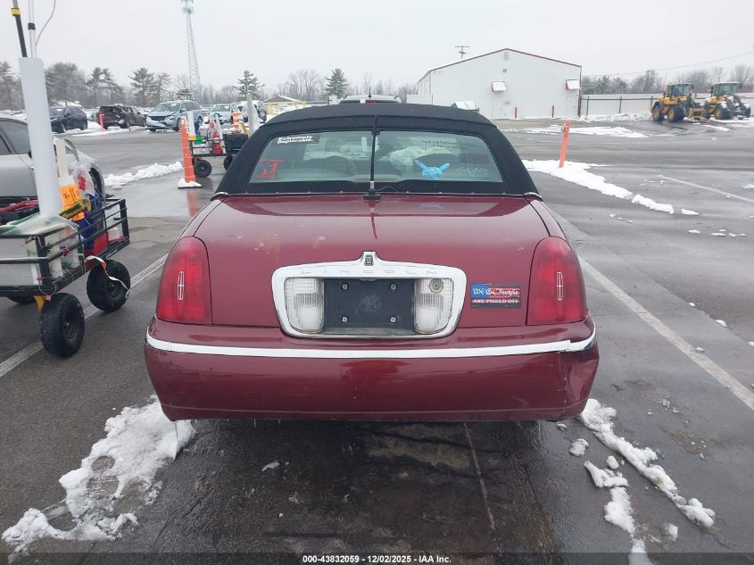 1998 Lincoln Town Car Signature VIN: 1LNFM82W2WY619543 Lot: 43832059