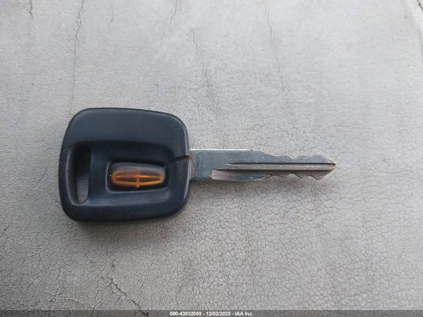 1998 Lincoln Town Car Signature VIN: 1LNFM82W2WY619543 Lot: 43832059