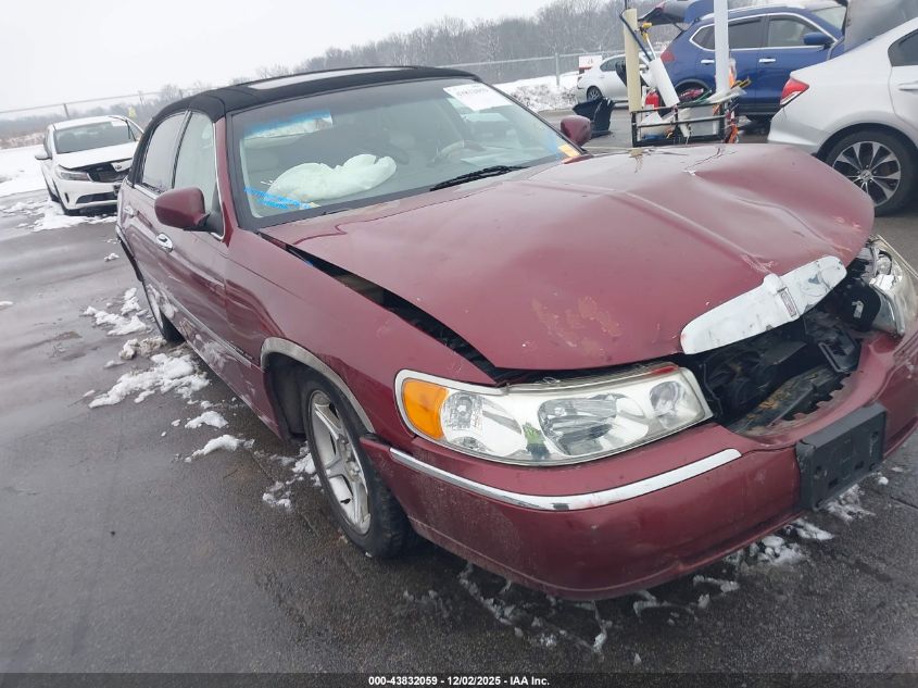 1998 Lincoln Town Car Signature VIN: 1LNFM82W2WY619543 Lot: 43832059