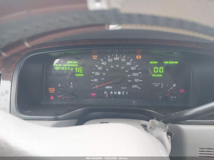 1998 Lincoln Town Car Signature VIN: 1LNFM82W2WY619543 Lot: 43832059