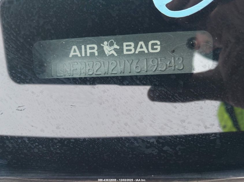 1998 Lincoln Town Car Signature VIN: 1LNFM82W2WY619543 Lot: 43832059