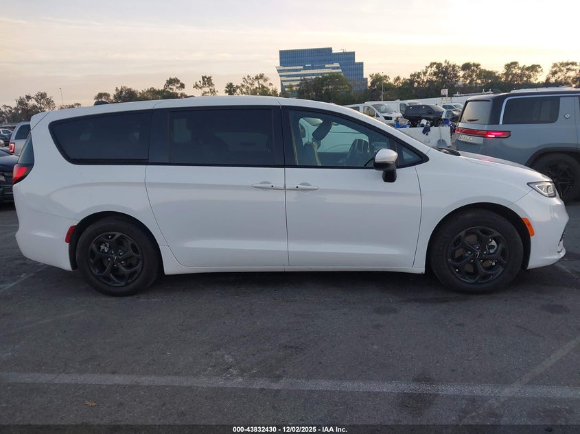 2023 Chrysler Pacifica Hybrid Touring L VIN: 2C4RC1L72PR618594 Lot: 43832430