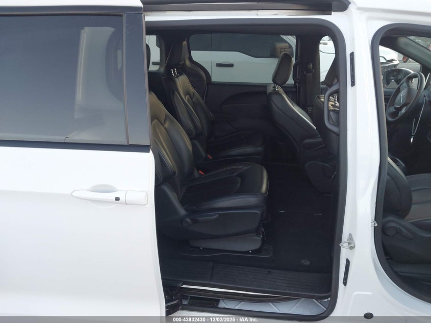 2023 Chrysler Pacifica Hybrid Touring L VIN: 2C4RC1L72PR618594 Lot: 43832430