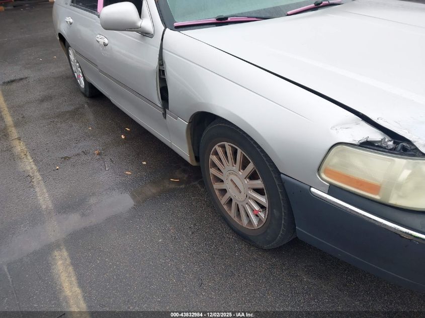 2005 Lincoln Town Car Signature VIN: 1LNHM81W75Y622267 Lot: 43832984