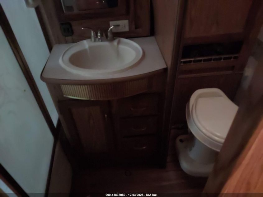 2000 Ford F550 Super Duty Stripped Chass VIN: 1FCNF53S4Y0A11934 Lot: 43837080