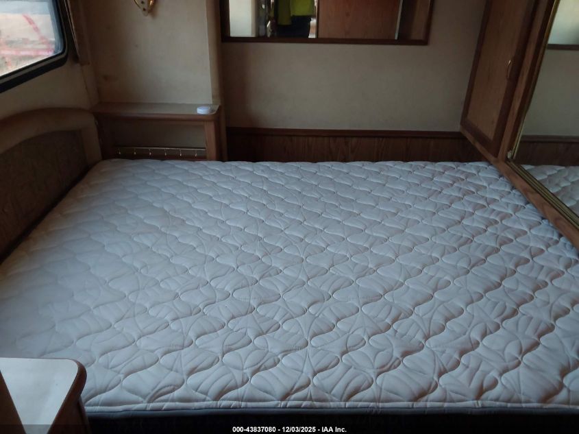 2000 Ford F550 Super Duty Stripped Chass VIN: 1FCNF53S4Y0A11934 Lot: 43837080