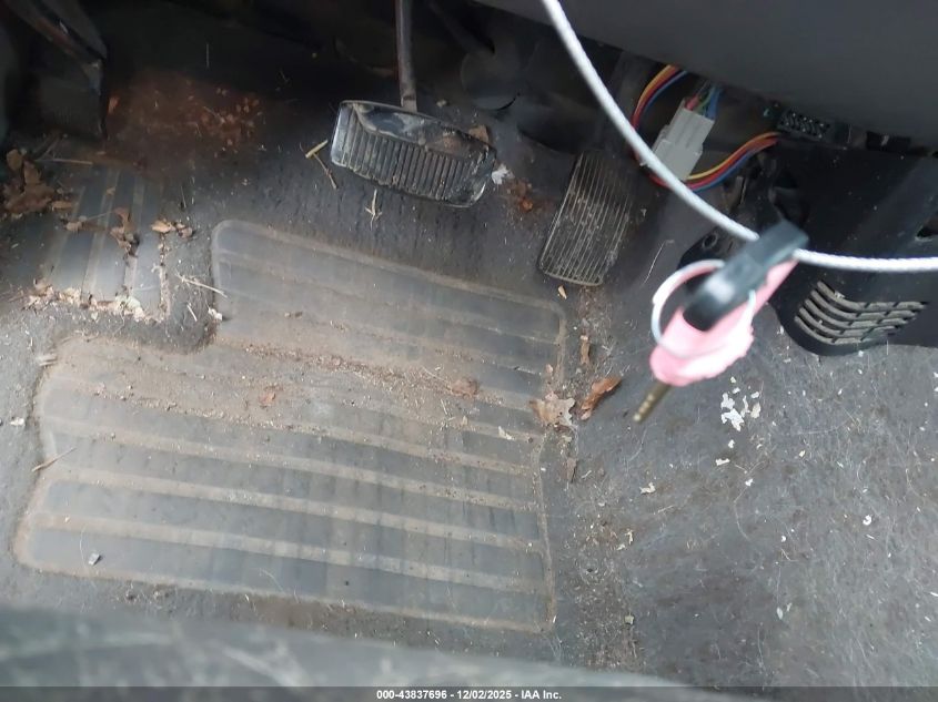 2000 Ford F-150 Lariat/Xl/Xlt VIN: 1FTRX08L3YKA26271 Lot: 43837696