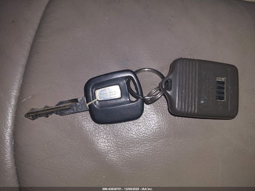 2000 Lincoln Continental VIN: 1LNHM97V5YY861793 Lot: 43838751