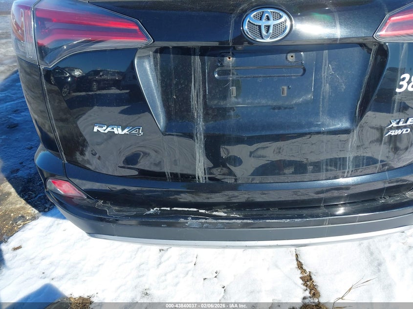 VIN 2T3RFREV4JW833814 2018 TOYOTA RAV4 XLE