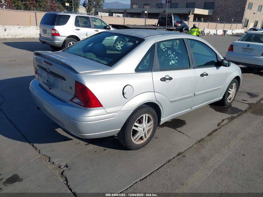1FAHP34391W108416 2001 FORD FOCUS photo no. 4