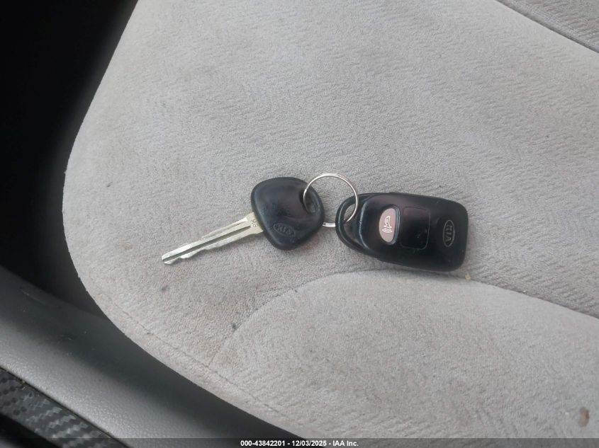 2007 Kia Optima Lx VIN: KNAGE123375123637 Lot: 43842201