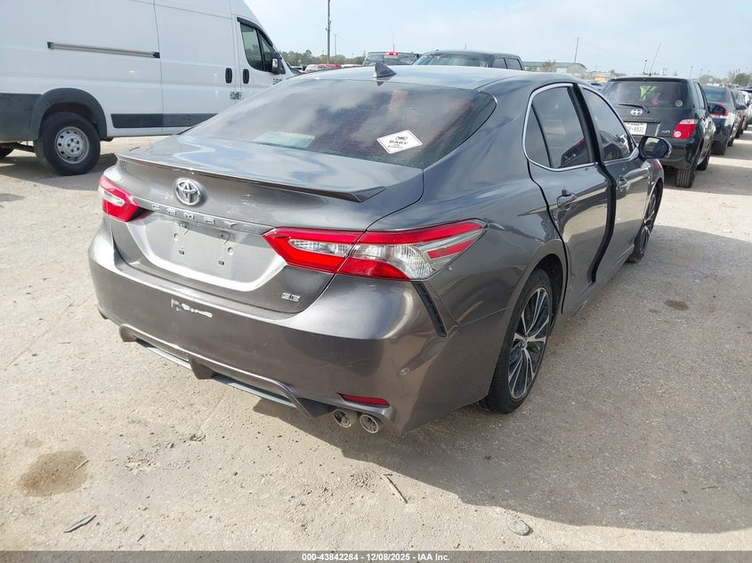 4T1B11HK9JU523900 2018 TOYOTA CAMRY photo no. 4