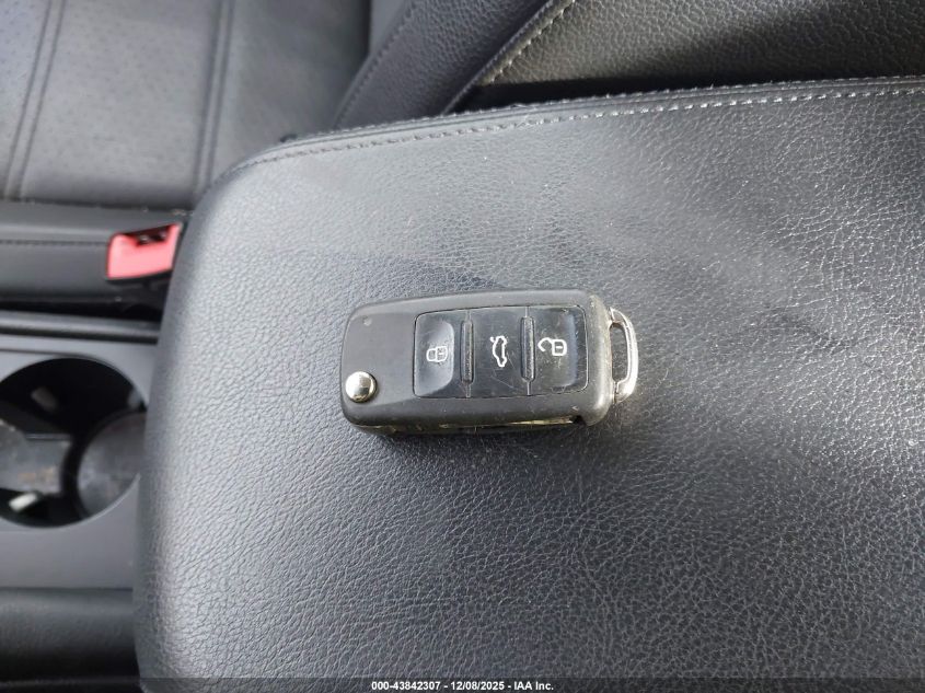 2015 Volkswagen Passat 1.8T Limited Edition VIN: 1VWAT7A33FC110493 Lot: 43842307