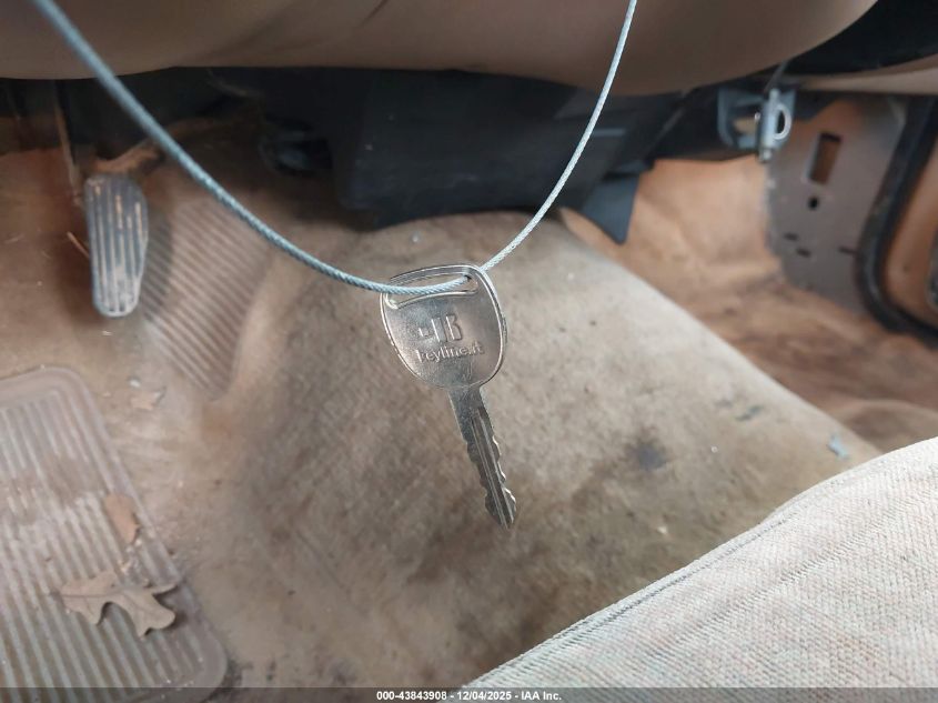 2000 Chevrolet S-10 Ls VIN: 1GCCS1443YK111023 Lot: 43843908