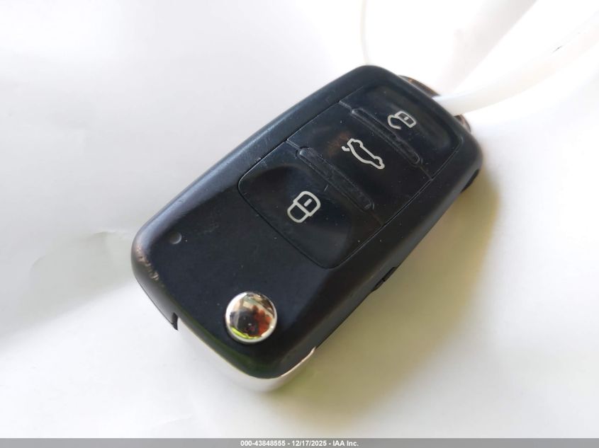 2015 Volkswagen Passat 1.8T Limited Edition VIN: 1VWAT7A34FC104055 Lot: 43848555