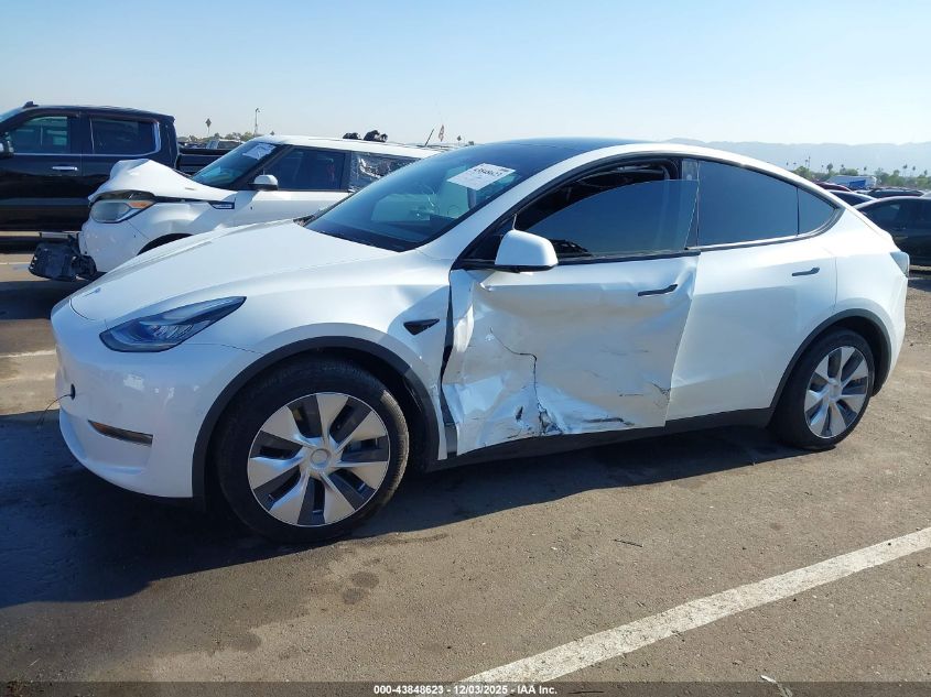 2022 Tesla Model Y Long Range Dual Motor All-Wheel Drive VIN: 7SAYGDEE6NF313818 Lot: 43848623