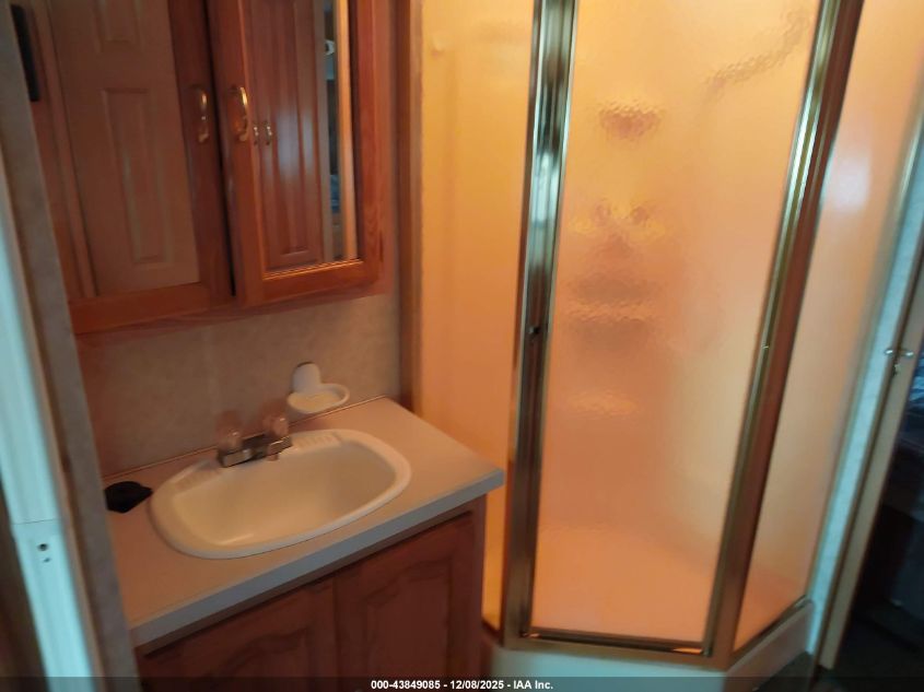 2002 Ford F550 Super Duty Stripped Chass VIN: 1FCNF53S220A06271 Lot: 43849085