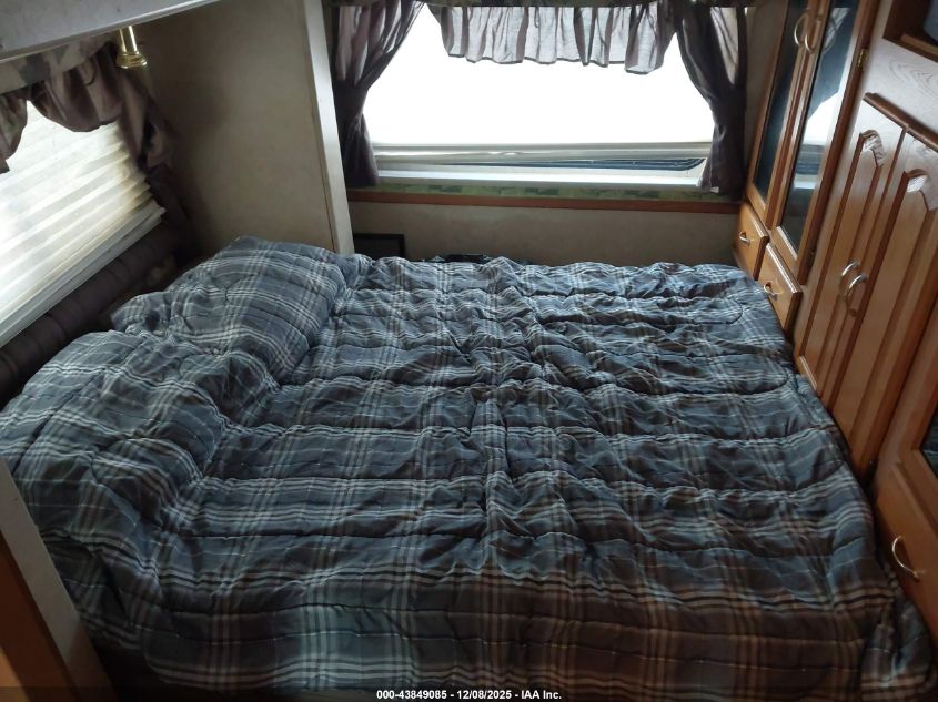 2002 Ford F550 Super Duty Stripped Chass VIN: 1FCNF53S220A06271 Lot: 43849085