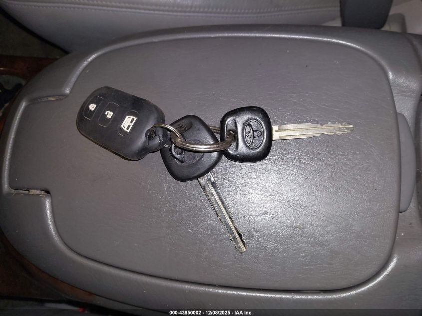 2001 Toyota Sequoia Limited V8 VIN: 5TDBT48A81S055699 Lot: 43850002