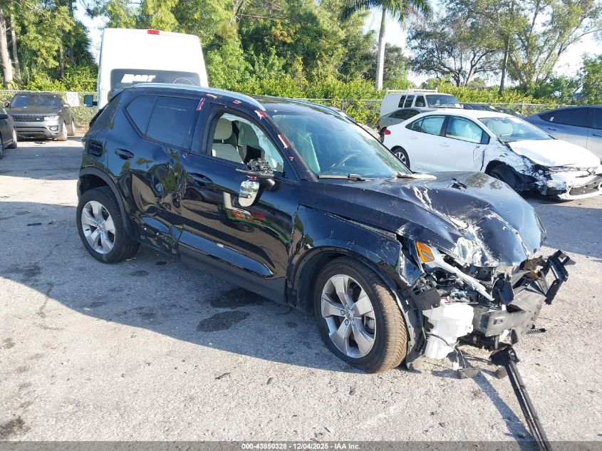 VOLVO XC40 T4 MOMENTUM