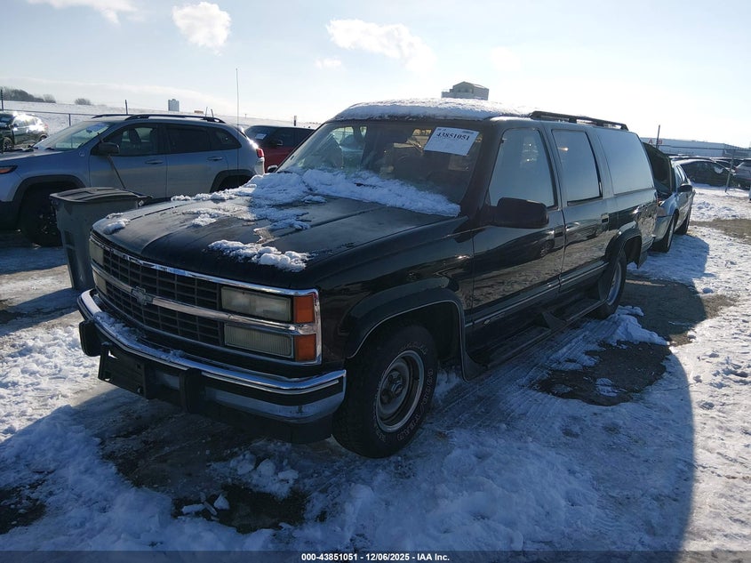 1GNEC16K7PJ307382 1993 CHEVROLET SUBURBAN photo no. 2