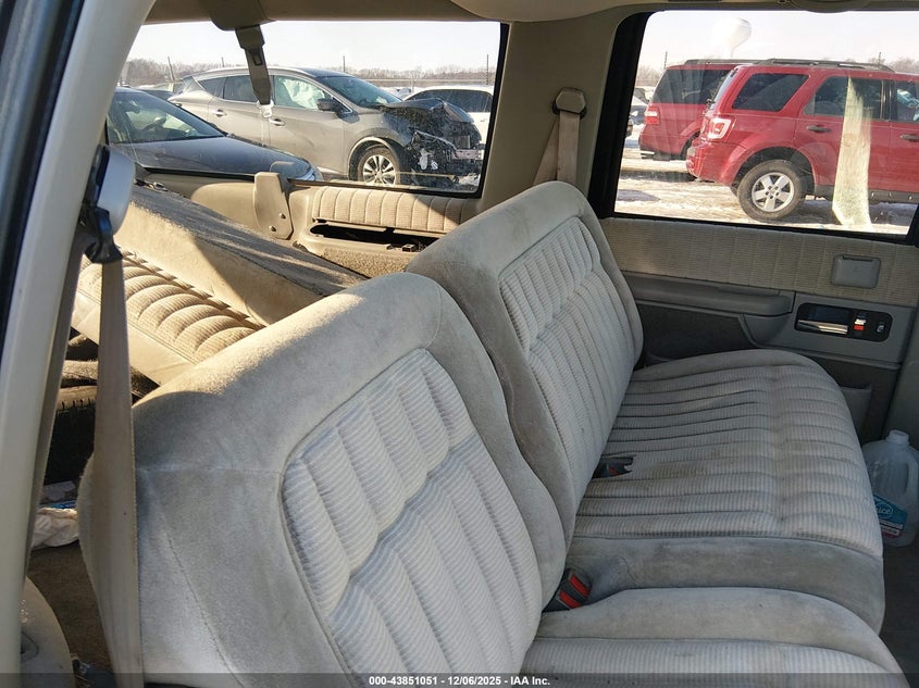 1GNEC16K7PJ307382 1993 CHEVROLET SUBURBAN photo no. 8