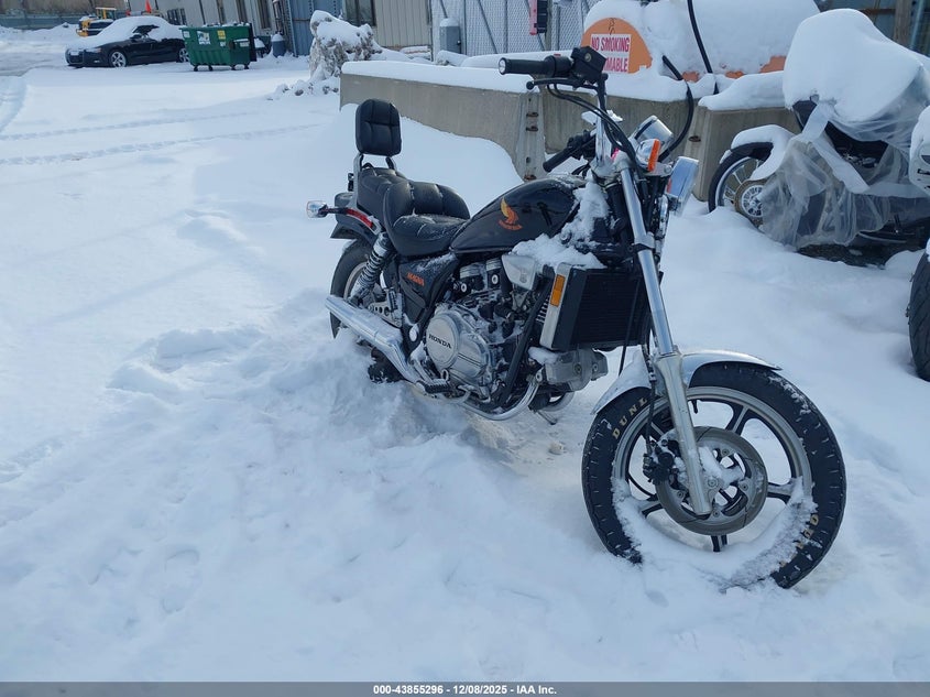 JH2RC2103GM202897 HONDA VF700 Photo 1