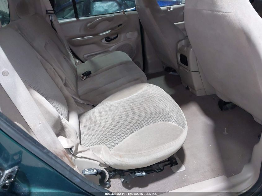 2000 Ford Expedition Xlt VIN: 1FMRU15L5YLB36585 Lot: 43855411