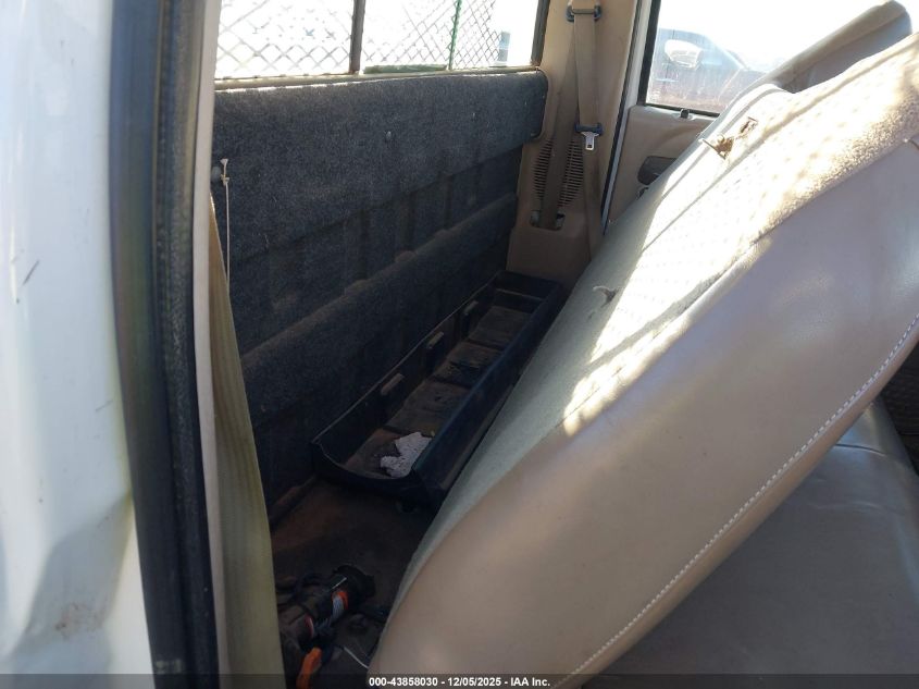 2001 Ford F-250 Xl/Xlt VIN: 1FTNF21S11EB81906 Lot: 43858030