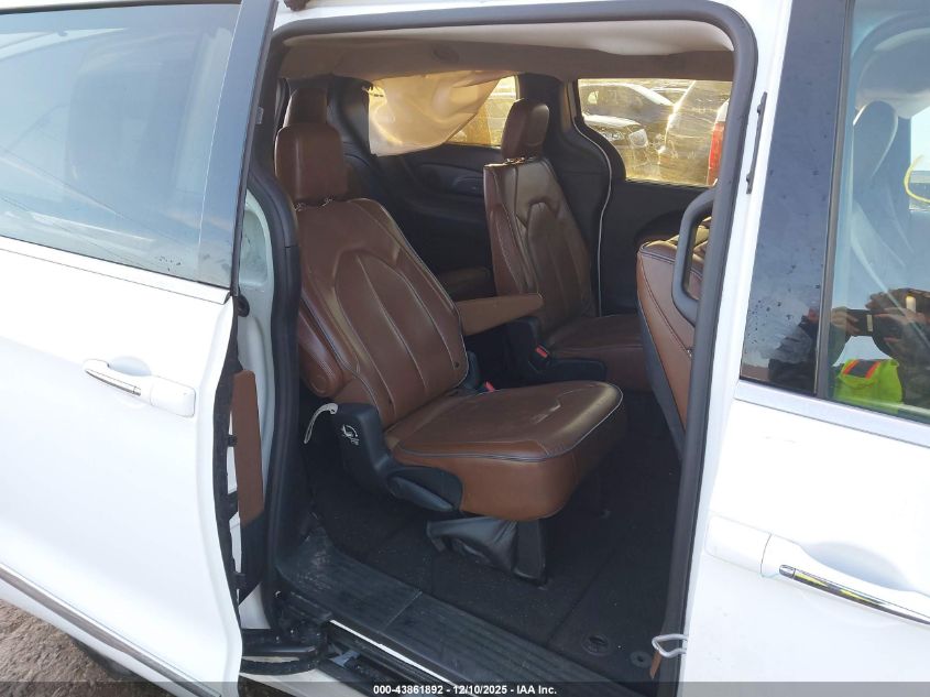 2017 Chrysler Pacifica Limited VIN: 2C4RC1GG6HR584137 Lot: 43861892