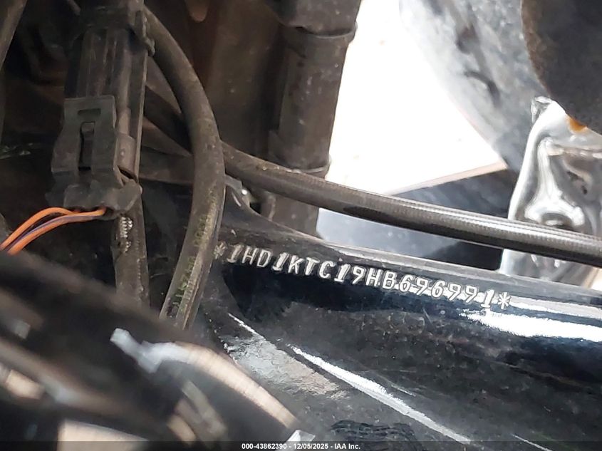 2017 Harley-Davidson Fltrxs Road Glide Special VIN: 1HD1KTC19HB696991 Lot: 43862390