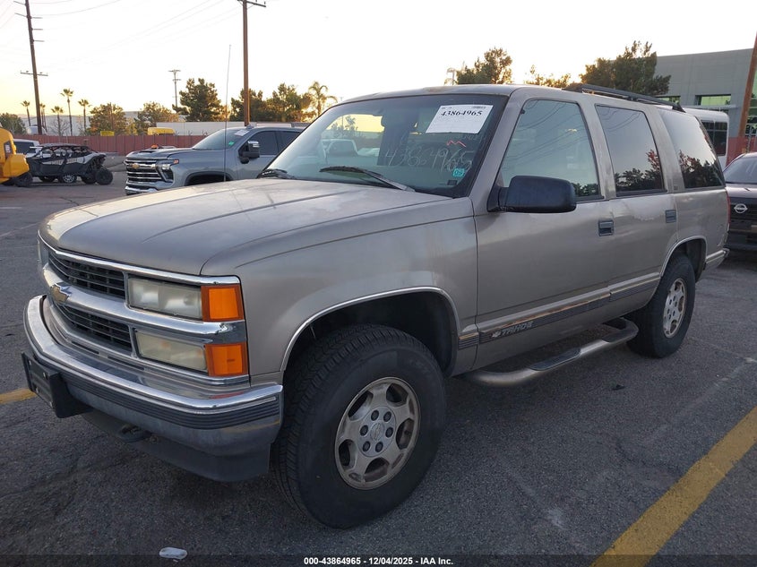 1GNEK13R6XJ340605 1999 CHEVROLET TAHOE photo no. 2