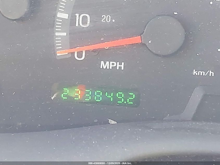 2002 Ford Expedition Xlt VIN: 1FMRU15W52LA13855 Lot: 43865088