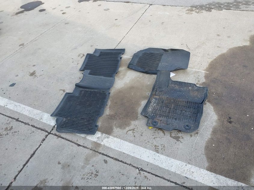 2018 Toyota Rav4 Le VIN: JTMZFREV3JJ181492 Lot: 43867980