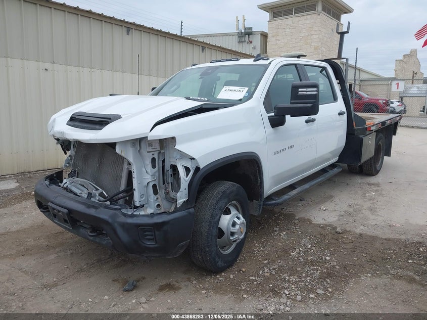 1GB4WRE72RF194698 2024 CHEVROLET SILVERADO photo no. 2