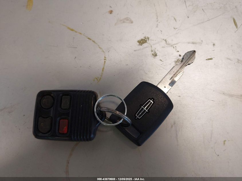 2007 Lincoln Town Car Signature Limited VIN: 1LNHM82V77Y630703 Lot: 43870688